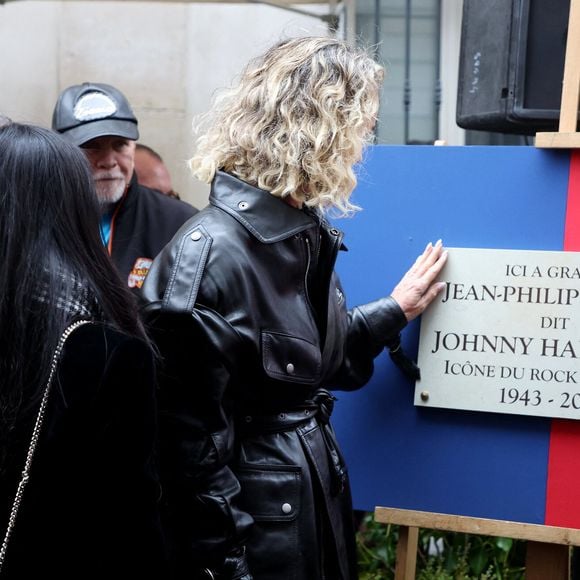 Laeticia Hallyday, ses filles Joy et Jade lors de l'inauguration d'une plaque commémorative en hommage à Johnny Hallyday devant l'immeuble où le chanteur français a grandi dans le 9ème arrondissement de Paris, France, le 22 décembre 2023. © Dominique Jacovides/Bestimage