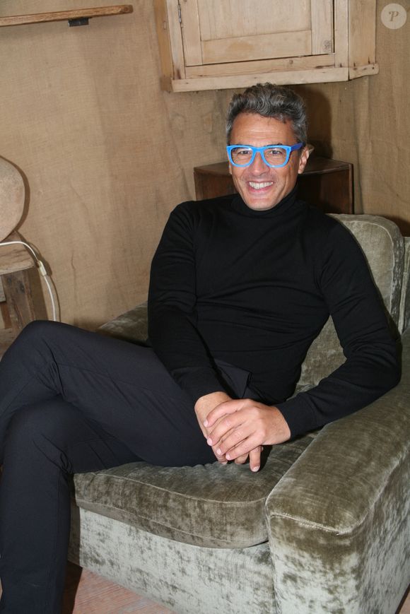 Sur place, il possède deux hôtels-restaurants et deux boutiques d'antiquité.

Exclusif - Julien Cohen - Ouverture de la Foire de Chatou 2020, le 26 septembre 2020.
© JLPPA/Bestimage