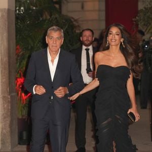 Après leur évacuation, George et Amal Clooney avaient adressé une lettre au maire pour exprimer leur inquiétude et leur attachement à la commune.

George Clooney et Amal Ramzi Alamuddin assistent à la soirée d'ouverture de l’OMEGA House lors des Jeux Olympiques d’hiver 2026 (Milan-Cortina 2026), le 7 février 2026 à Milan, en Italie.

© Lucia Sabatelli / Bestimage