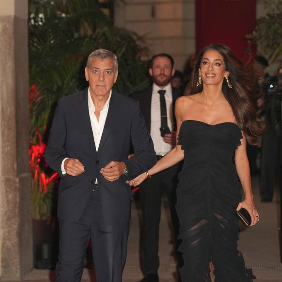 Après leur évacuation, George et Amal Clooney avaient adressé une lettre au maire pour exprimer leur inquiétude et leur attachement à la commune.

George Clooney et Amal Ramzi Alamuddin assistent à la soirée d'ouverture de l’OMEGA House lors des Jeux Olympiques d’hiver 2026 (Milan-Cortina 2026), le 7 février 2026 à Milan, en Italie.

© Lucia Sabatelli / Bestimage