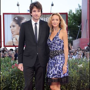 Celle avec Antoine Arnault
Antoine Arnault et Hélène de Fougerolles sur le tapis rouge du film Potiche, à Venise