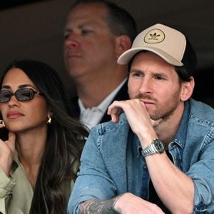 Lionel Messi assiste en famille à l'Open de tennis de Miami, le 28 mars 2025.

© Bestimage