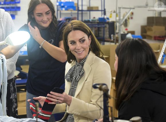 Catherine (Kate) Middleton, princesse de Galles visite Corgi, un fabricant de textiles familial spécialisé dans la production de chaussettes et de tricots, le 30 janvier 2025 à Ammanford, au Pays de Galles, au Royaume-Uni, le 30 janvier 2025.Julien Burton / Bestimage
