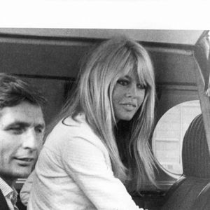 L'actrice française Brigitte Bardot et son futur mari, le playboy suisse Gunter Sachs, à l'aéroport de Munich quelques jours avant leur mariage, le 14 juillet 1966. Photo par dpa/ABACA