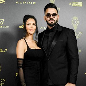 Nabilla (Benattia) et son mari Thomas Vergara au photocall de la 66ème cérémonie du Ballon d’Or au Théâtre du Chatelet à Paris le 17 octobre 2022.