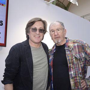 Thomas Dutronc et Richard Gotainer lors de la remise du 4ème prix Gotlib en marge du festival du livre au Grand Palais à Paris le 18 avril 2026.
© Cédric Perrin / Bestimage