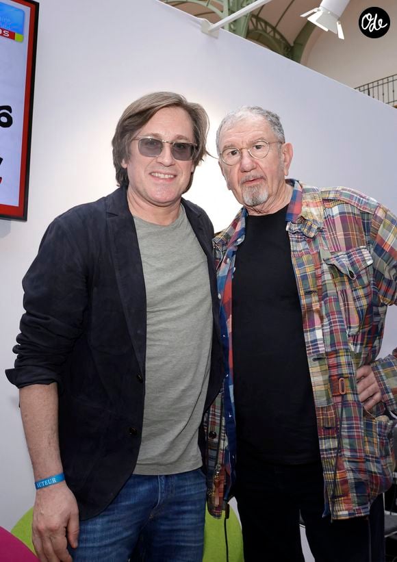 Thomas Dutronc et Richard Gotainer lors de la remise du 4ème prix Gotlib en marge du festival du livre au Grand Palais à Paris le 18 avril 2026.
© Cédric Perrin / Bestimage