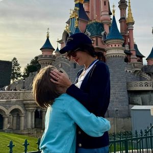 Nolwenn Leroy est la maman de Marin, qui a 8 ans et demi

Nolwenn Leroy avec son fils Marin à Disneyland Paris.