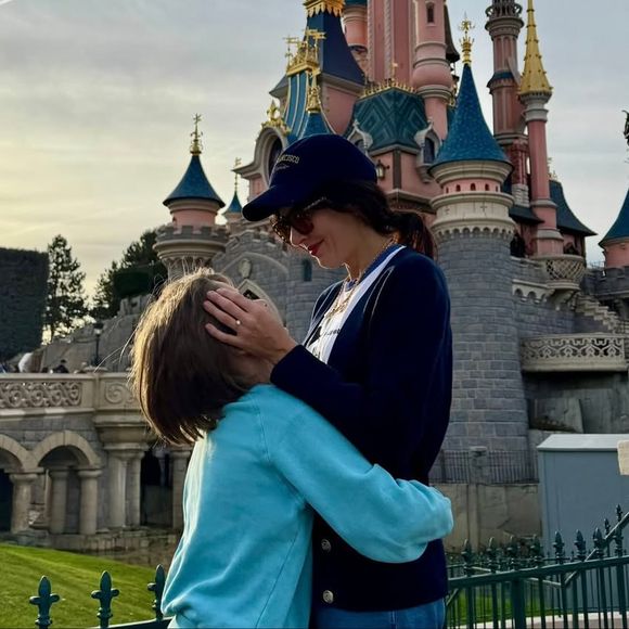 Nolwenn Leroy est la maman de Marin, qui a 8 ans et demi

Nolwenn Leroy avec son fils Marin à Disneyland Paris.