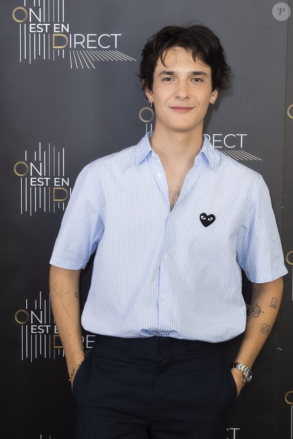 Il s'agit de Kungs (Valentin Brunel) 

Exclusif - Kungs (Valentin Brunel) - Backstage de l'émission OEED (On Est En Direct) présentée par L.Salamé et L.Ruquier - Paris le 23/04/2022 - © Jack Tribeca / Bestimage