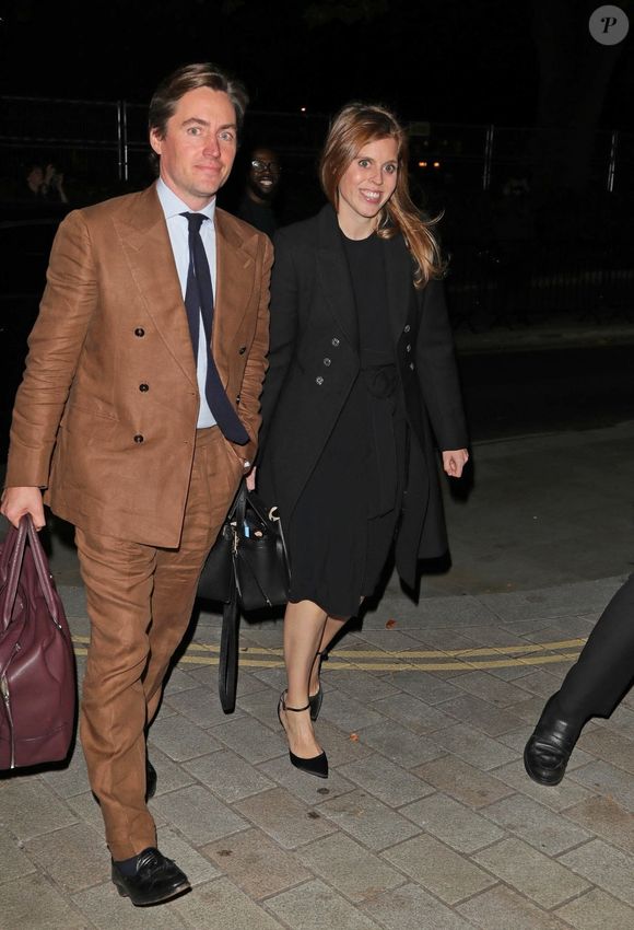 La princesse Beatrice d'York et son mari Edoardo Mapelli Mozzi lors de l'inauguration de l'hôtel Chancery Rosewood à Londres, Royaume-Uni, le 14 octobre 2025, marquant le lancement de l'hôtel de luxe par une soirée scintillante.  Photo par Backgrid UK/ Bestimage
