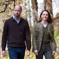 Kate et William ont célébré leurs noces de plomb avec une photo qui restera dans les mémoires, le couple royal poursuit son voyage sur une île