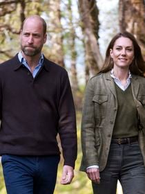 Kate et William ont célébré leurs noces de plomb avec une photo qui restera dans les mémoires, le couple royal poursuit son voyage sur une île