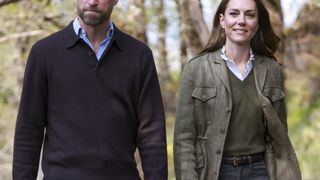Kate et William ont célébré leurs noces de plomb avec une photo qui restera dans les mémoires, le couple royal poursuit son voyage sur une île