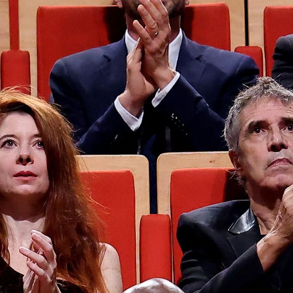 Julien Clerc et Hélène Grémillon pendant la cérémonie de remise du prix lumière à I.Huppert lors de la 16ème édition du Festival Lumière à l'Amphithéâtre - Centre de Congrès à Lyon, France, le 18 octobre 2024. © Dominique Jacovides/Bestimage