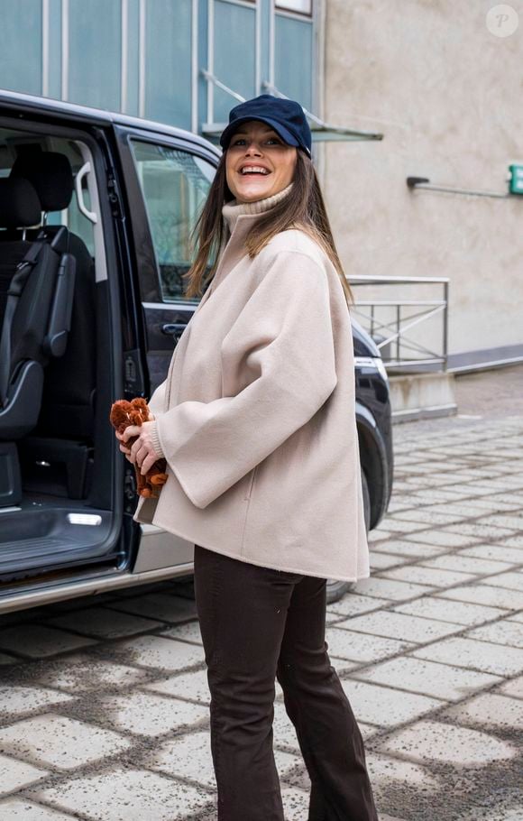 La princesse Sofia, le prince Carl Philip et leur fille quittent l'hôpital Danderyds près de Stockholm, en Suède le 8 février 2025. Photo par Dana Press / Bestimage