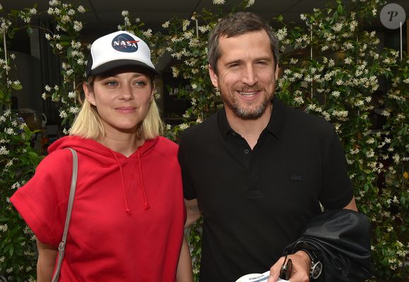 Guillaume Canet et sa compagne Marion Cotillard au village lors des internationaux de France à Roland Garros le 10 juin 2018.

© Veeren / Bestimage