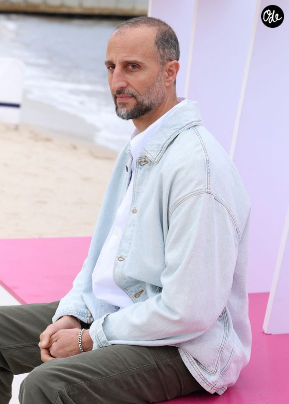 Arié Elmaleh en Séance photo pour « Brigade Anonyme » sur la plage du Majestic lors de la 9e édition de « Canneseries » à Cannes, le 26 avril 2026.
© Denis Guignebourg / Bestimage