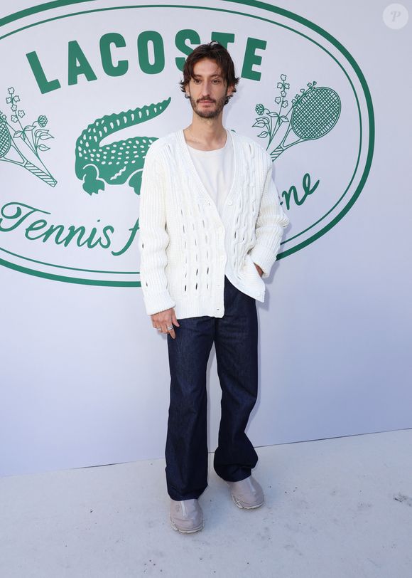 "Meilleur brunch, meilleur cuistot", assure-t-il.

Pierre Niney au photocall du défilé Lacoste Collection Femme Prêt-à-Porter Printemps/Eté 2026 lors de la Fashion Week de Paris (PFW), au Lycée Carnot, à Paris, France, le 5 octobre 2025. © Sam Delpech/Bestimage