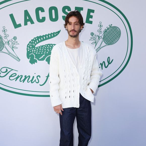 "Meilleur brunch, meilleur cuistot", assure-t-il.

Pierre Niney au photocall du défilé Lacoste Collection Femme Prêt-à-Porter Printemps/Eté 2026 lors de la Fashion Week de Paris (PFW), au Lycée Carnot, à Paris, France, le 5 octobre 2025. © Sam Delpech/Bestimage