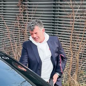 Stéphane Plaza en larmes à la sortie de son procès après avoir été reconnu coupable de "violences habituelles par concubin" et condamné à 12 mois de prison avec sursis, à Paris, France, le 18 février 2025. L'agent immobilier de 54 ans est jugé pour "violences physiques et/ou psychologiques habituelles par concubin" entre 2018 et 2022 sur une ancienne compagne, Amandine, ainsi que pour "violences psychologiques habituelles par concubin" sur Paola, entre 2021 et 2022. © Yehiel Chekroune/Bestimage