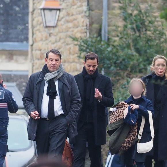Samuel Marechal, Marion Marechal et ses filles Olympe et Clotilde et son mari Vincenzo Sofo - Départ de la maison familiale des Le Pen pour se rendre en l'église Saint-Joseph où ont lieu les obsèques de Jean-Marie Le Pen à la Trinité-sur-Mer le 11 janvier 2025.
© Guillaume Collet / Dominique Jacovides / Bestimage