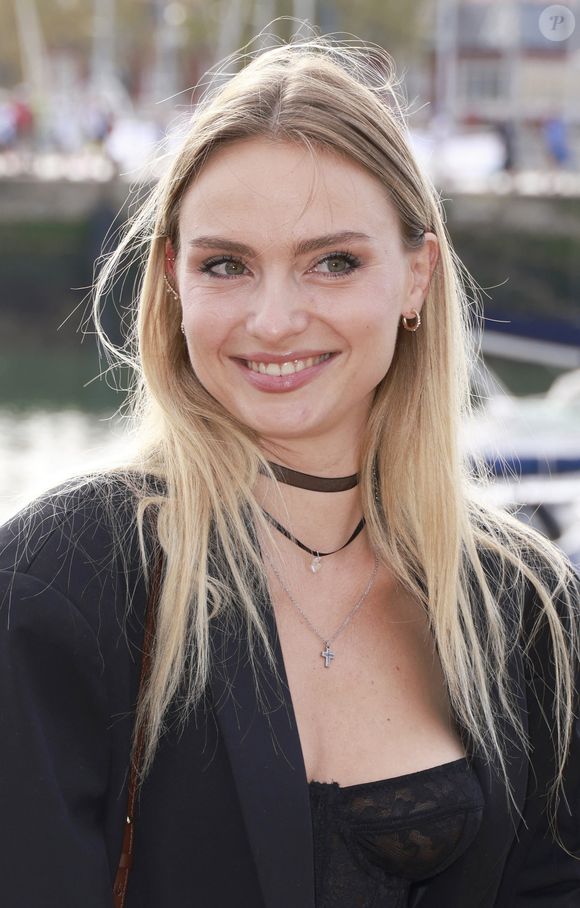 "Je vais prendre un peu de repos. Ces quatre dernières années ont été très intenses pour moi, que ce soit professionnellement, entre Danse avec les stars et Ici tout commence, mais aussi – ce n'est un secret pour personne – personnellement", expliquait-elle pour Télé Poche.

Aurélie Pons de la série Ici Tout Commence
La 25e édition du Festival de la fiction télé de La Rochelle, samedi 16 septembre 2023. © Christophe Aubert via Bestimage