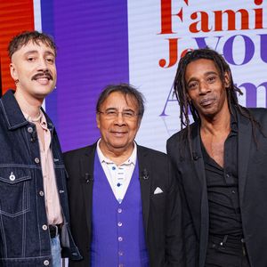 Cliff Schneider, Julien Voulzy, Laurent Voulzy, Michel Drucker, Alain Souchon, Ours, Djenae Nollet, Chrislaure Nollet et Franck Leboeuf en backstage de l'enregistrement de l'émission "Famille je vous aime" présentée par M.Drucker et qui sera diffusée le 29 décembre sur France 3, au studio Rive gauche, à Paris, France, le 2 décembre 2025. © Gaffiot-Perusseau/Bestimage