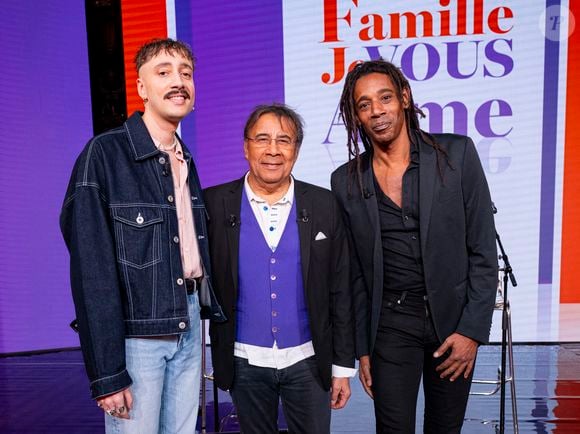 Cliff Schneider, Julien Voulzy, Laurent Voulzy, Michel Drucker, Alain Souchon, Ours, Djenae Nollet, Chrislaure Nollet et Franck Leboeuf en backstage de l'enregistrement de l'émission "Famille je vous aime" présentée par M.Drucker et qui sera diffusée le 29 décembre sur France 3, au studio Rive gauche, à Paris, France, le 2 décembre 2025. © Gaffiot-Perusseau/Bestimage