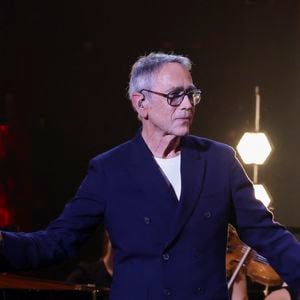 Exclusif - Alain Chamfort lors de l'enregistrement de l'émission Le Grand Echiquier - Spécial Claude François présentée par C.Chazal et A.Manoukian et diffusée le 13 janvier sur France, à l'Opéra royal du château de Versailles, accompagné par l'Orchestre de l'Opéra Royal à Versailles, France, le 16 septembre 2025. Jack Tribeca/Bestimage