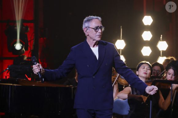 Exclusif - Alain Chamfort lors de l'enregistrement de l'émission Le Grand Echiquier - Spécial Claude François présentée par C.Chazal et A.Manoukian et diffusée le 13 janvier sur France, à l'Opéra royal du château de Versailles, accompagné par l'Orchestre de l'Opéra Royal à Versailles, France, le 16 septembre 2025. Jack Tribeca/Bestimage