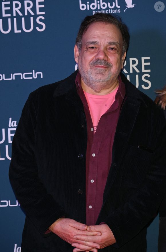 Et d'ajouter : "Je leur dis parfois de faire attention. Je communique beaucoup avec elles."

Didier Bourdon à la première du film "La Guerre des Lulus" au cinéma Pathé Wepler à Paris. © Coadic Guirec/Bestimage