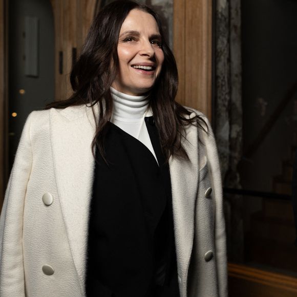 Juliette Binoche - Arrivées à la soirée César Révélations 2026 à l'Elysée Montmartre à Paris le 19 janvier 2026. 

© Julien Sarkissian / Bestimage