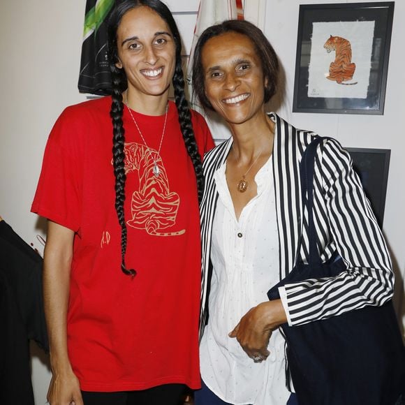 Exclusif - Roxane Depardieu et sa mère Karine Silla au de lancement de la marque New Era à l'Atelier Lejeusne à Paris, le 21 mai 2018. 

Photo : Marc Ausset-Lacroix / Bestimage