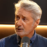 "Je n'aime vraiment pas ça" : Antoine de Caunes ne participera jamais à cette émission pourtant très populaire et il ne mâche pas ses mots pour le faire savoir !
