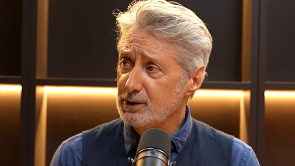 "Je n'aime vraiment pas ça" : Antoine de Caunes ne participera jamais à cette émission pourtant très populaire et il ne mâche pas ses mots pour le faire savoir !