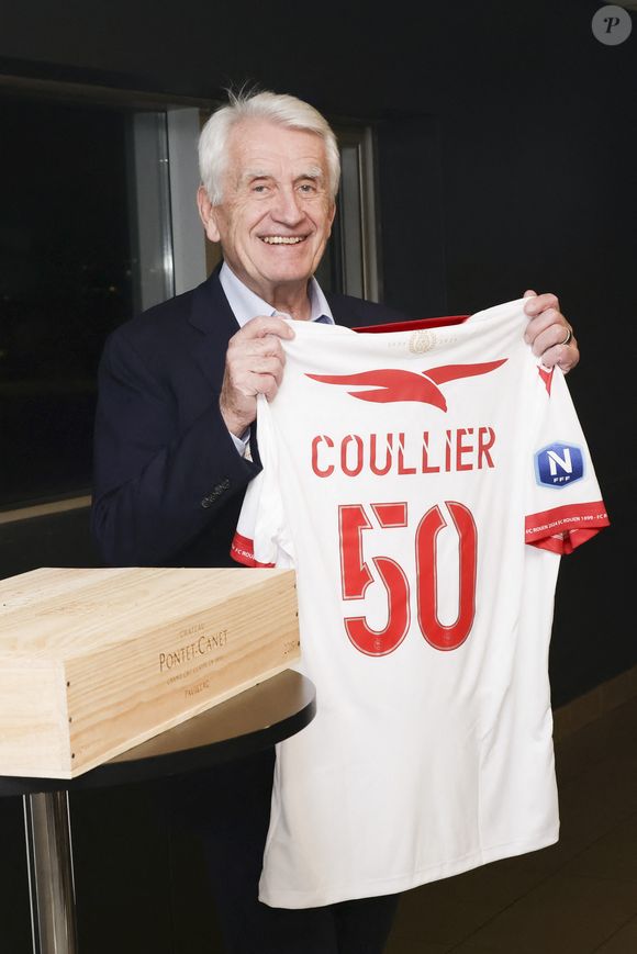 Discret, Gilbert Coullier a été le producteur de Johnny Hallyday

Gad Elmaleh célèbre les cinquante ans de carrière de Gilbert Coullier sur la scène du Zenith de Rouen à la fin de son spectacle "Lui même". Jack Tribeca / Bestimage