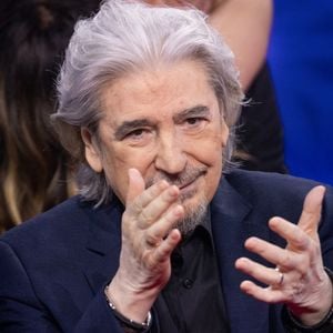 Serge Lama pour les surprises lors de l'enregistrement de l'émission "La Boîte à secrets", présentée par F.Bollaert et diffusée le 2 janvier 2026 sur France 3, dans les studios du Lendit à Saint-Denis, France, le 1er décembre 2025. © Cyril Moreau/Bestimage