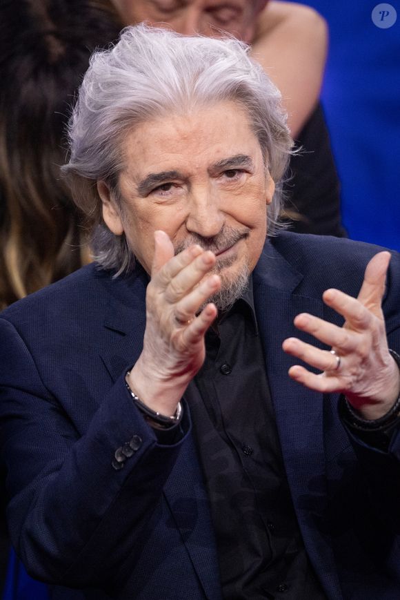 Serge Lama pour les surprises lors de l'enregistrement de l'émission "La Boîte à secrets", présentée par F.Bollaert et diffusée le 2 janvier 2026 sur France 3, dans les studios du Lendit à Saint-Denis, France, le 1er décembre 2025. © Cyril Moreau/Bestimage