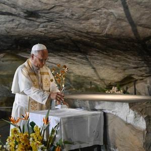 Le pape Leon XIV en visite à la Grotte de Massabielle pour un temps de prière lors de son voyage à Lourdes, le 26 septembre 2026.(Credit Image: © Vatican Media/IPA via ZUMA Press / Bestimage)