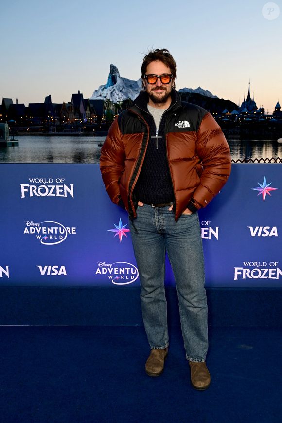 Lucas Bravo - Inauguration du village de la Reine des Neiges sur le site de Disneyland Paris à Marne-la-Vallée le 28 mars 2026. © Disneyland Paris via Bestimage