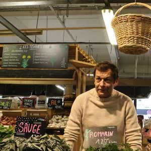 Exclusif - Laurent Mariotte à la rencontre des commerçants du Marché des Capucins à Bordeaux, lors du tournage de son émission culinaire "Les petits plats de Laurent", le 21 janvier 2026. 
© Fabien Cottereau / Bestimage