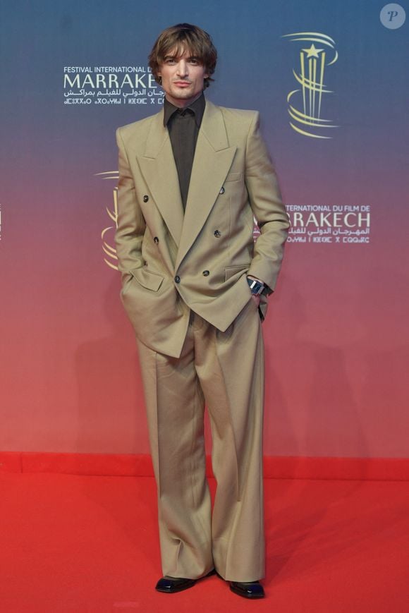 Niels Schneider est apparu dans costume beige oversize, chemise anthracite fermée jusqu’à la garde et frange longue savamment ébouriffée

Niels Schneider au tapis rouge de clôture du 21ème Festival International du Film de Marrakech à Marrakech, Maroc, le 07 décembre 2024. Photo by Aurore Marechal/ABACAPRESS.COM