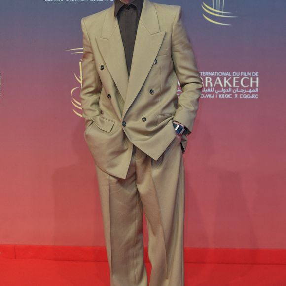 Niels Schneider est apparu dans costume beige oversize, chemise anthracite fermée jusqu’à la garde et frange longue savamment ébouriffée

Niels Schneider au tapis rouge de clôture du 21ème Festival International du Film de Marrakech à Marrakech, Maroc, le 07 décembre 2024. Photo by Aurore Marechal/ABACAPRESS.COM