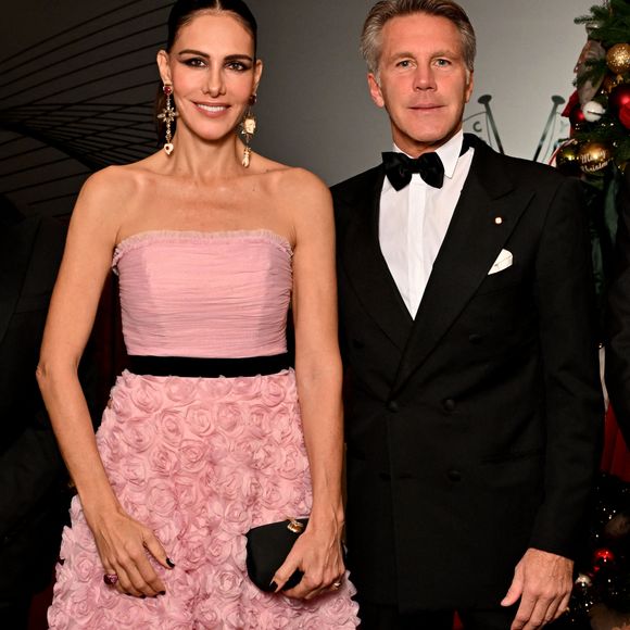 Si le prince Emmanuel-Philibert de Savoie  et Adriana Abascal semblent inséparables, ils n'habitent pourtant pas ensemble, elle résidant à Paris et lui à Monaco.

Le prince Emmanuel-Philibert de Savoie (grand maître de l'Ordre des Saints-Maurice-et-Lazare) et sa compagne Adriana Abascal lors du dîner de gala de l'association de l'Ordre des Saints-Maurice-et-Lazare au Yacht Club de Monaco le 26 novembre 2025.

© Bruno Bebert / Bestimage
