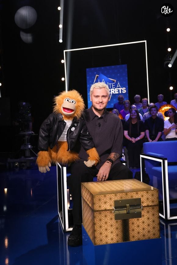L'humoriste n'est évidemment pas venu seul : son fidèle et très dissipé acolyte en peluche, Jean-Marc, était installé sur son épaule devant les boîtes lumineuses du décor. 

Exclusif - Jeff Panacloc lors de l'enregistrement de l'émission "La Boîte à secrets", présentée par F.Bollaert et diffusée le 30 octobre sur France 3, à Paris, France, le 15 septembre 2026. © Jack Tribeca/Bestimage