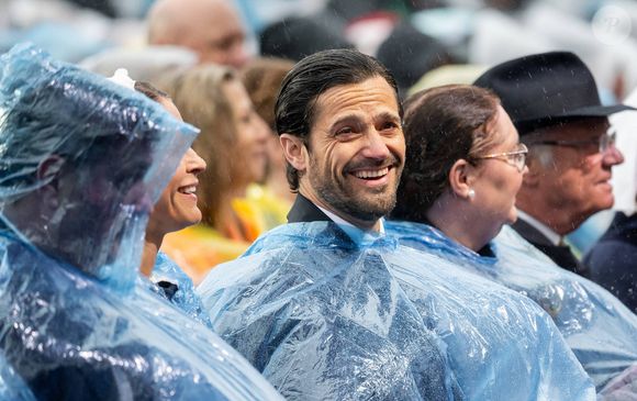 Plus tôt dans la journée, la princesse Sofia avait ému le public en apparaissant avec la petite Ines, quatre mois, pour sa deuxième apparition officielle.

Le Prince Carl Philip, lors des célébrations de la Fête nationale à Stockholm le 6 juin 2025. Photo par Dana Press / Bestimage