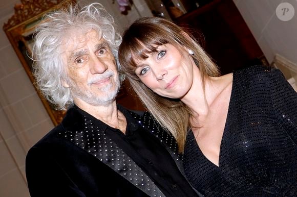 Depuis, Louis Bertignac, est marié avec Laetitia Brichet, de 34 ans sa cadette.

Louis Bertignac et sa femme Laetitia Brichet lors de la soirée des "Stéthos d'or 2023" à l'hôtel Four Seasons George V à Paris le 27 mars 2023.

© Cédric Perrin / Bestimage