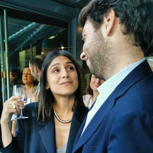 Rencontrés dans les studios de BFM TV, les deux journalistes ont officialisé leur idylle en 2023.