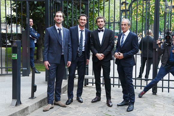 La famille Kretz : "L'Agence" sur TMC : Louis Kretz, Valentin Kretz, Martin Kretz et leur père Olivier Kretz - Soirée de gala des 50 ans de la Fondation Claude Pompidou à l'Hôtel Marcel Dassault à Paris le 12 avril 2022.
Rachid Bellak / LMS / Bestimage